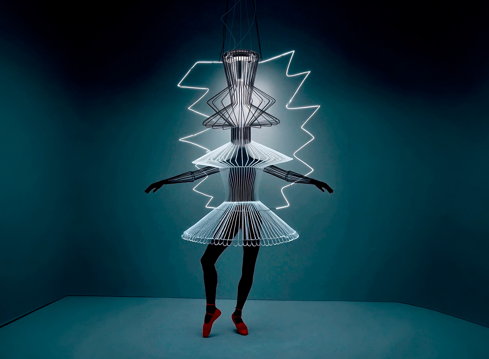 La danza della luce: David Szauder per What’s in a Lamp?